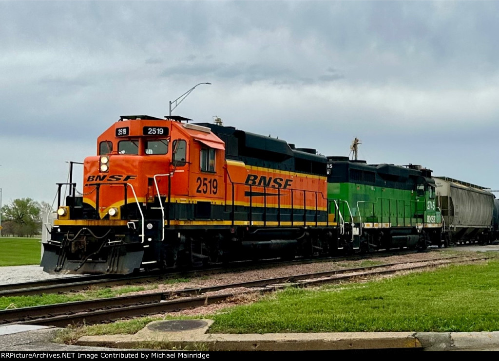 BNSF 2519 and BNSF 2745 (ex-BN 2241, exx CBQ 964)